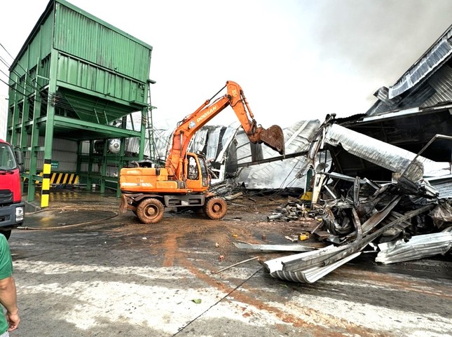 Lực lượng chức năng khắc phục sau vụ cháy