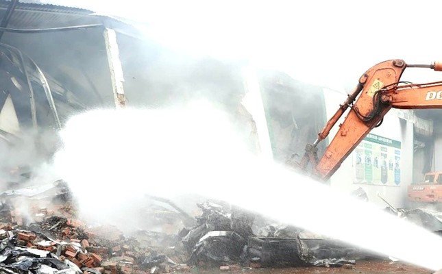 Nhận tin báo, Phòng Cảnh sát Phòng cháy chữa cháy và cứu nạn cứu hộ, Công an tỉnh Bình Phước đã điều 10 xe chữa cháy, cùng hơn 60 cán bộ, chiến sĩ nhanh chóng có mặt tại hiện trường, triển khai các phương án dập lửa.