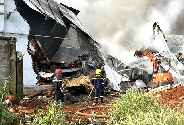 Ghi nhận tại hiện trường, bên trong nhà xưởng lửa cháy dữ dội, cột khói bốc cao, một phần xưởng đã bị cháy. Cảnh sát phòng cháy, chữa cháy rất nỗ lực để khống chế đám cháy.