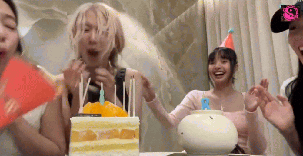 Khoảnh khắc vui vẻ hạnh phúc của 4 cô gái mà cộng đồng BLINK đã chờ quá lâu