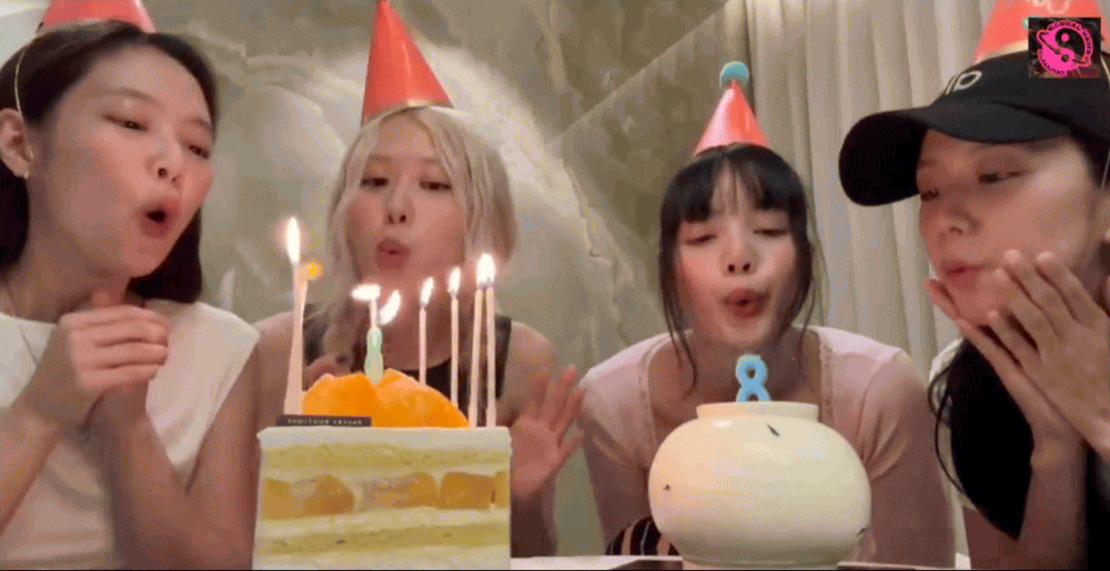 BLACKPINK cùng nhau thổi nến mừng sinh nhật 8 năm