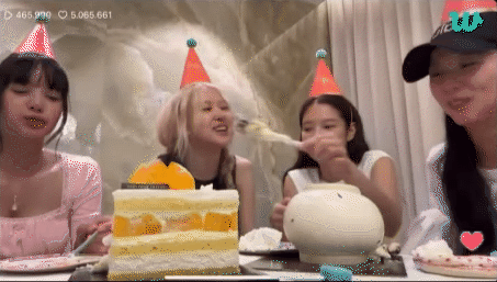 Khoảnh khắc Jennie tinh tế cắt bánh cho Lisa, đập tan mọi tin đồn bất hòa