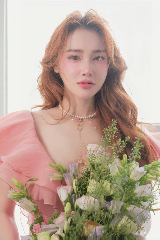Nhã Phương gắn liền với hình tượng dịu dàng, nữ tính