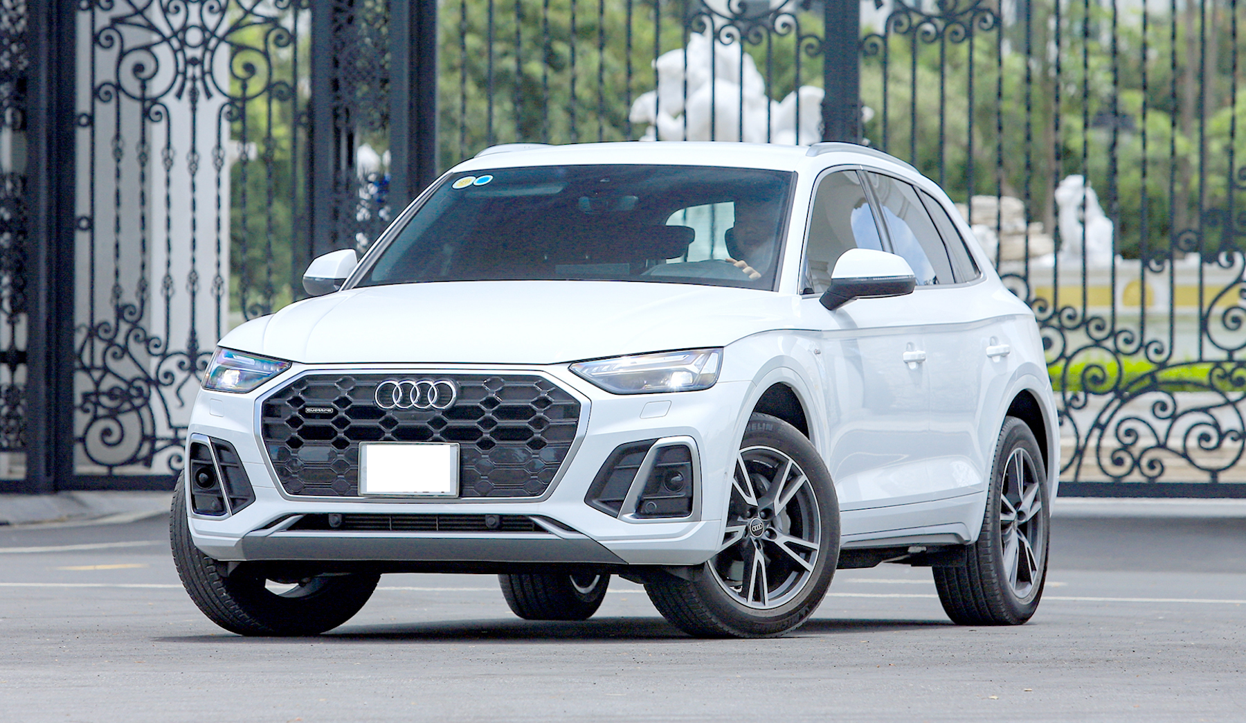 Audi Q5 đời 2010 và Audi Q5 thế hệ mới đời 2021. Ảnh: Đình Quý và Audi.