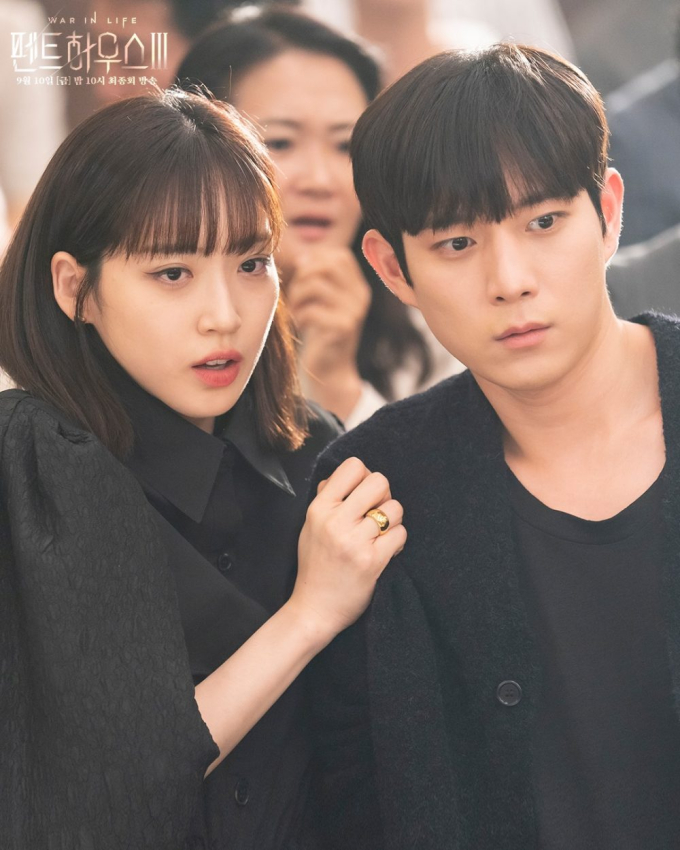 Biểu cảm đơ cứng của Kim Young Dae