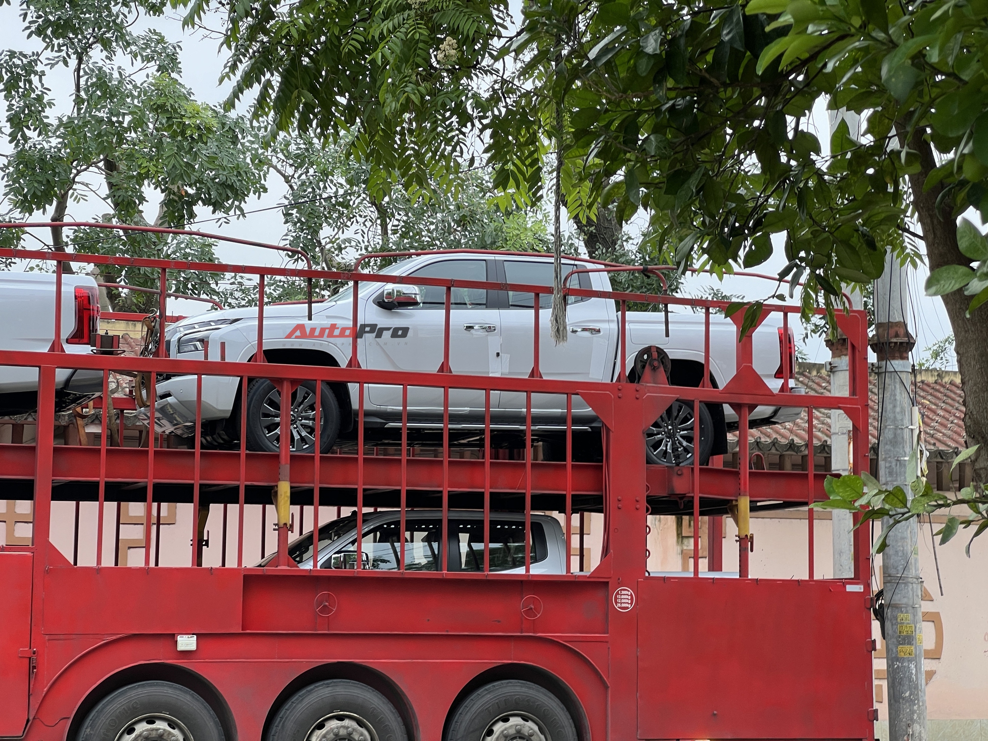 Những chiếc Mitsubishi Triton liên tục bị bắt gặp tại trạm đăng kiểm khí thải và trên xe lồng. Ảnh: Hoàng Dũng