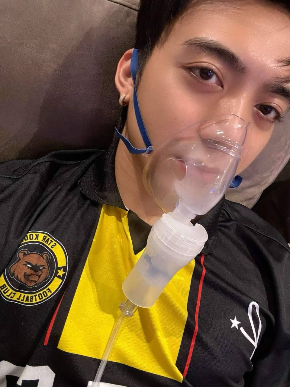 Nam ca sĩ chia sẻ hình ảnh đang xông họng