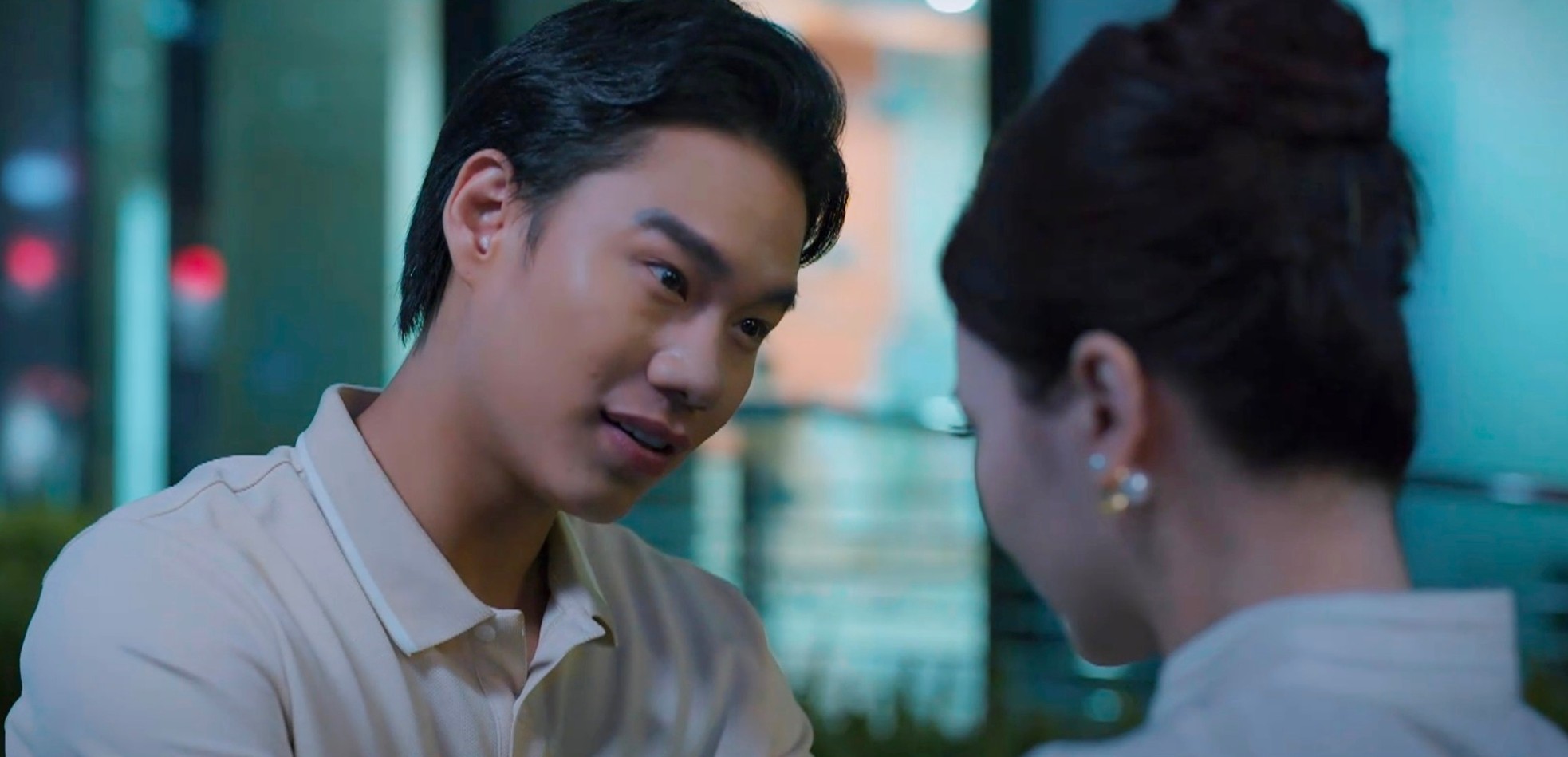 Hùng lao vào hạ thấp, mỉa mai Yên khi không được đáp lại tình cảm.