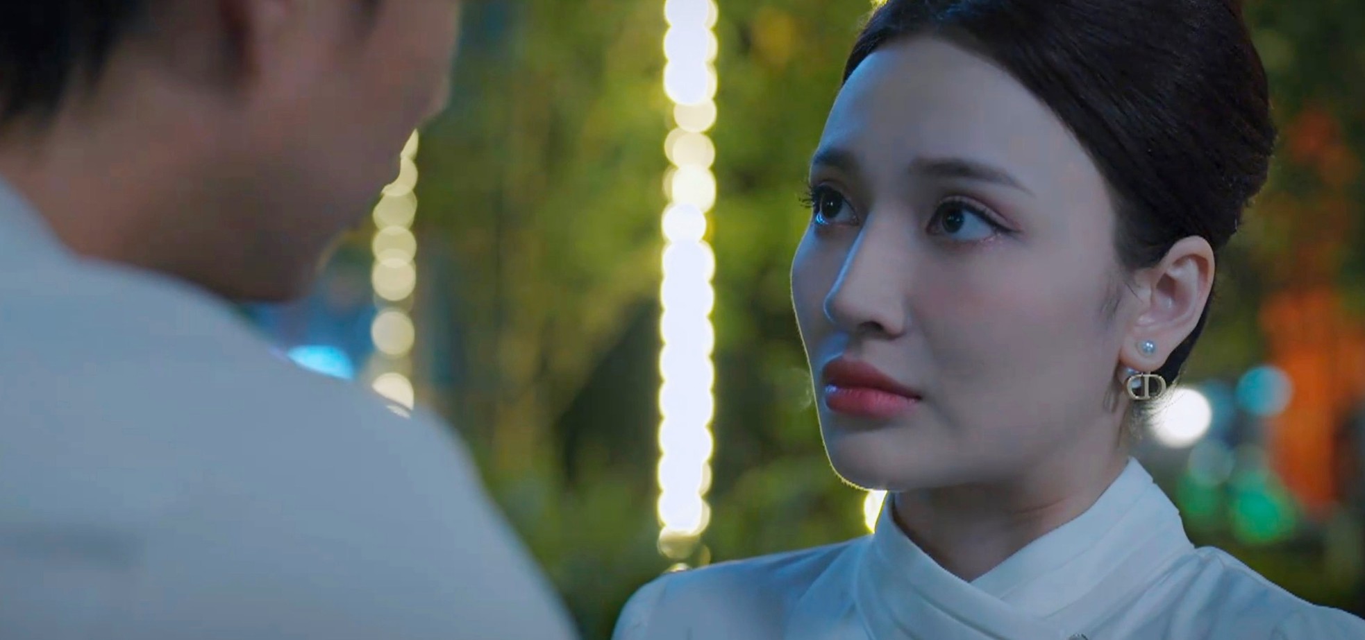 Yên được xây dựng là phụ nữ tài giỏi độc lập nên khi cô đứng im nghe Hùng chê bai khán giả cảm thấy khó hiểu. Bên cạnh đó, nhân vật này còn bị đánh giá là có khuôn mặt thiếu tự nhiên.