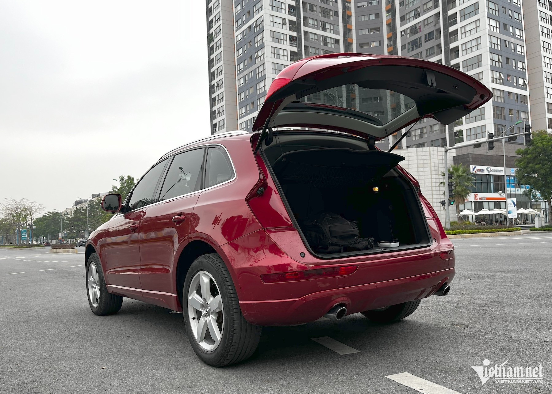 Gầm cao, dáng thể thao, trang bị xin sò, sẵn cốp điện là những giá trị mà dòng xe cỡ A đời mới cùng giá khó có thể sánh được với Audi Q5 2010. Ảnh: Đình Quý.