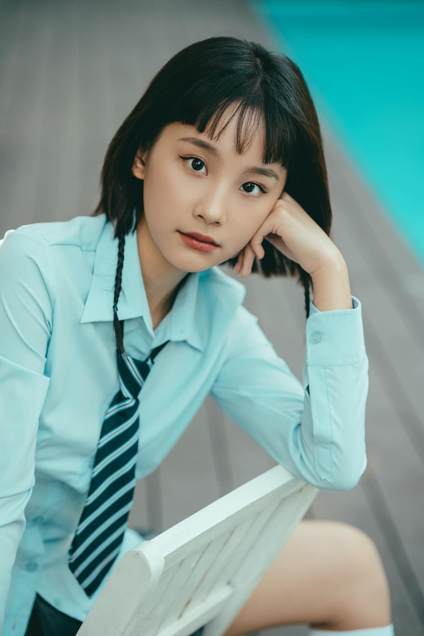 Khán giả đặc biệt yêu thích vẻ đẹp trong sáng, tự nhiên của nữ diễn viên 22 tuổi. Dù để tóc và ăn mặc đơn giản nhưng Thu Hà Ceri vẫn rất thu hút người nhìn. 