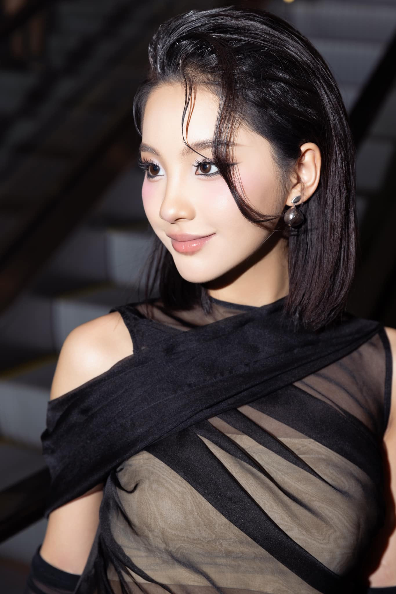 Khác với những hình ảnh ngây thơ trong sáng trên phim, Thu Hà Ceri lột xác khi lên đồ sang chảnh và trang điểm chất chơi để dự sự kiện. 