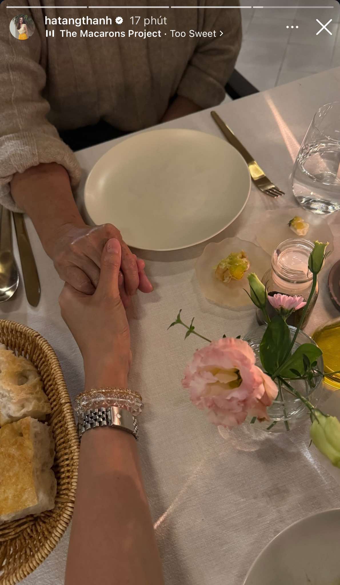 Cái nắm tay tình tứ được Tăng Thanh Hà chia sẻ trên trang cá nhân