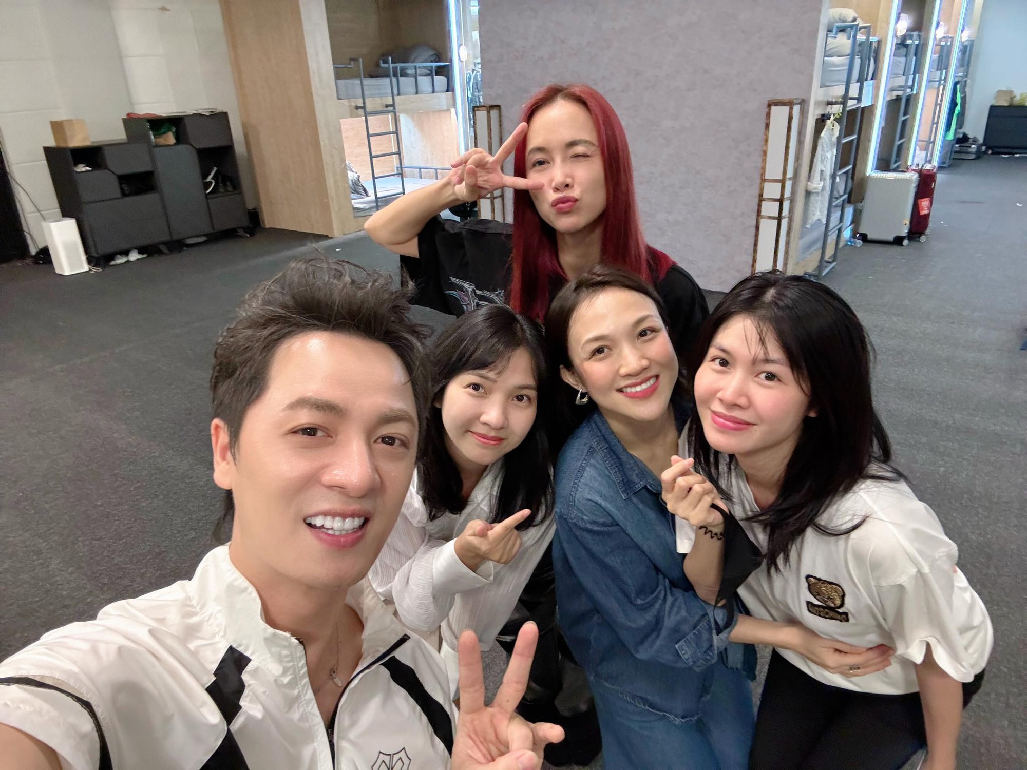 Thủy Anh còn có hội bạn bao gồm vợ của Tiến Đạt, Phan Đình Tùng, Cường Seven