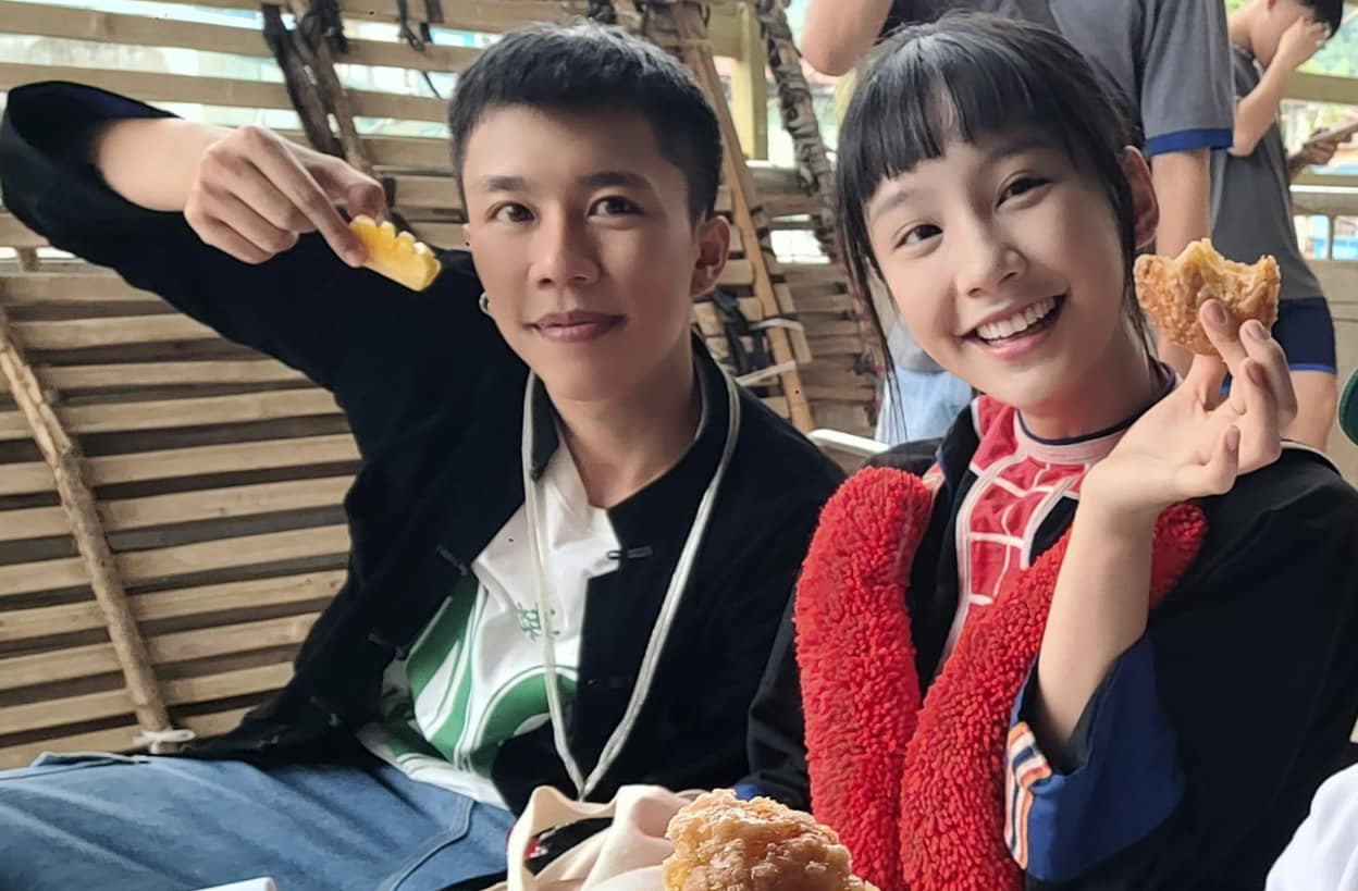 Pu lọt mắt xanh của Chải - anh chàng ngỗ ngược có bố giàu nhất bản. Chải thích Pu, muốn bắt cô về làm vợ nên đã đốt giấy báo trúng tuyển đại học để Pu không thể lên thành phố. 