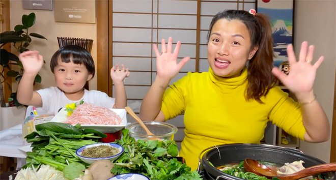 Quỳnh Trần JP thường xuất hiện cùng con trai - bé Sa trong các đoạn clip mukbang