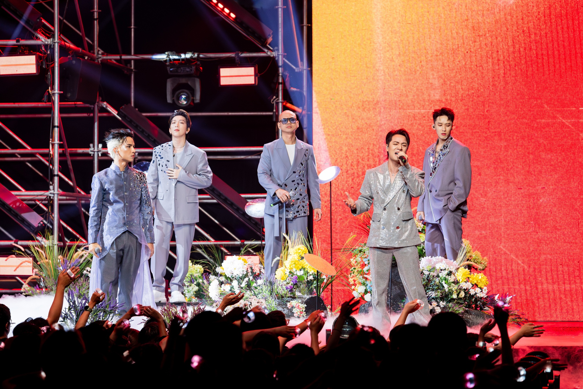 Các thành viên nhóm Đăng Khôi có tiết mục vô cùng cảm xúc