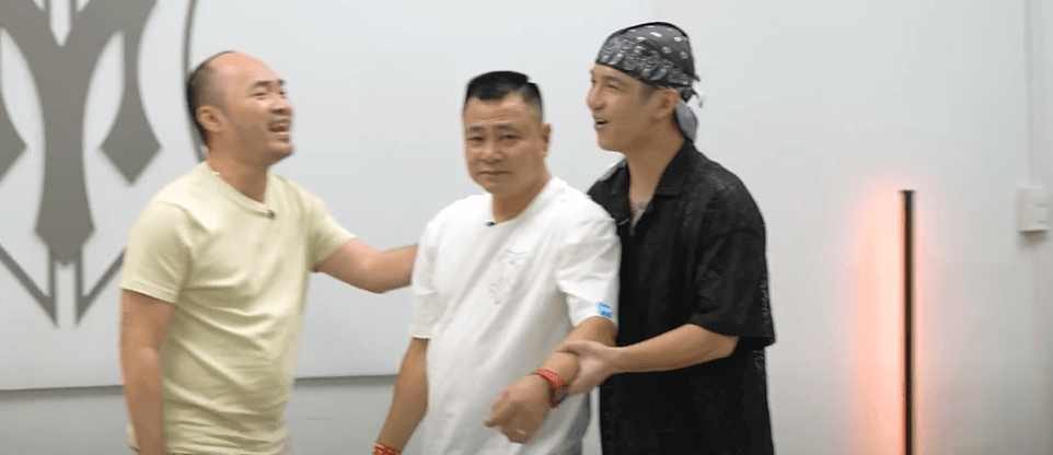 Cái ôm làm hòa, xóa tan hiểu lầm!