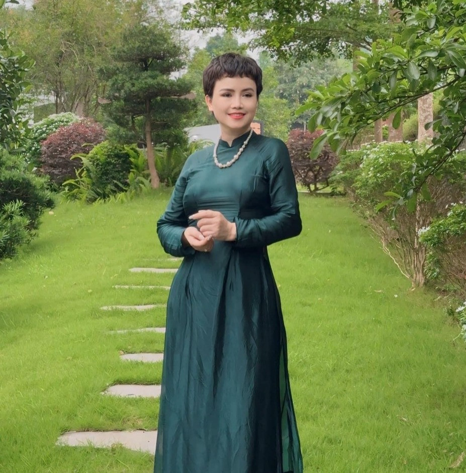 Với phương châm 'buồn mấy cũng phải xinh đẹp' nên sau khi chia tay chồng thứ 4, Hoàng Yến chăm sóc, yêu thương bản thân nhiều hơn. 