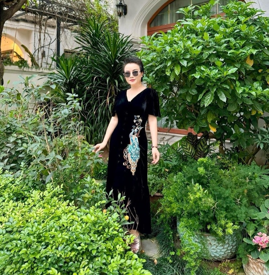 Nữ nghệ sĩ thường xuyên chia sẻ khoảnh khắc đời thường và công việc, gia đình. Dù lịch trình bận rộn, cô luôn giữ tinh thần tích cực và tràn đầy năng lượng.