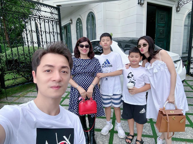 Vợ Đăng Khôi dạo này chuộng phong cách đồ giấu dáng mỗi khi lộ diện