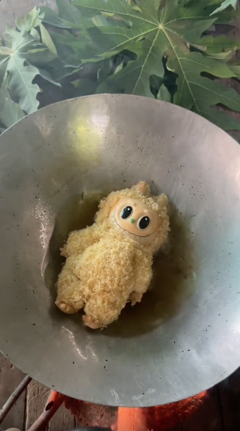 Một TikToker cho LABUBU vào chảo dầu sôi để chiên khiến dân tình sửng sốt (Nguồn: TikTok @kynamqui)