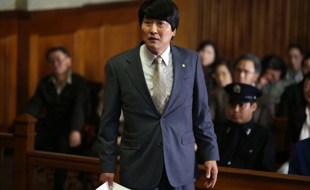 Hình ảnh nam diễn viên trong vai luật sư đang tranh chấp trên tòa trong The Attorney (2013)