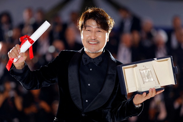 Song Kang Ho là Ảnh đế Cannes đầu tiên của Hàn Quốc. Chỉ với thành tích này nam diễn viên đã vượt qua phần còn lại của giới giải trí xứ Hàn