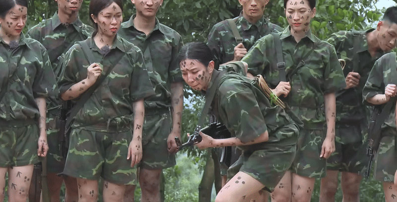 Thùy Tiên xung phong thực hiện đầu tiên.