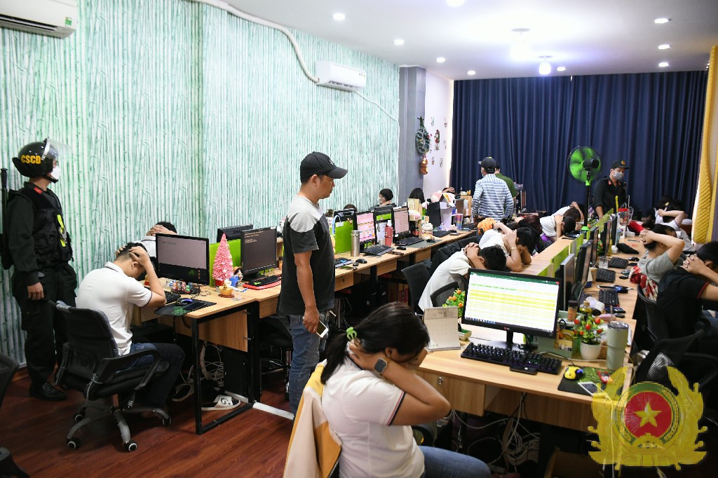 Thời điểm công an ập vào khám xét Công ty Pháp Việt. Ảnh: CACC