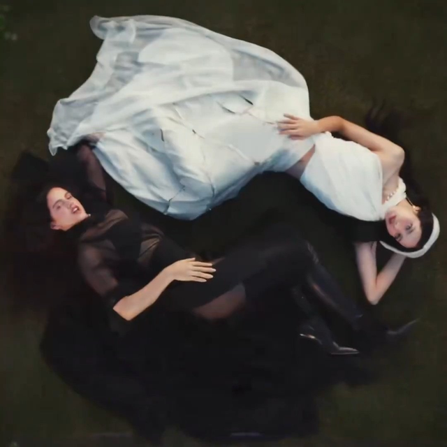 Tạo hình đối lập khi xuất hiện cùng Rosalía