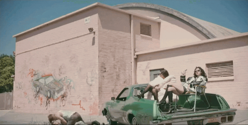 Từng khoảnh khắc xuất hiện bên Rosalía được đầu tư về phần bối cảnh và outfit