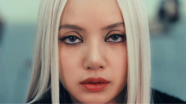 Tạo hình gây choáng của Lisa trong sản phẩm mới