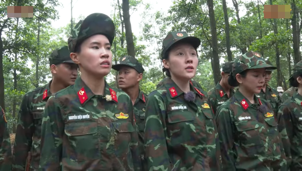 Thời gian giải cứu quá lâu khiến 2 nạn nhân không còn chỉ số sinh tồn. Nghe thông báo từ Quân y, cả 8 nữ chiến sĩ đều sững sờ.