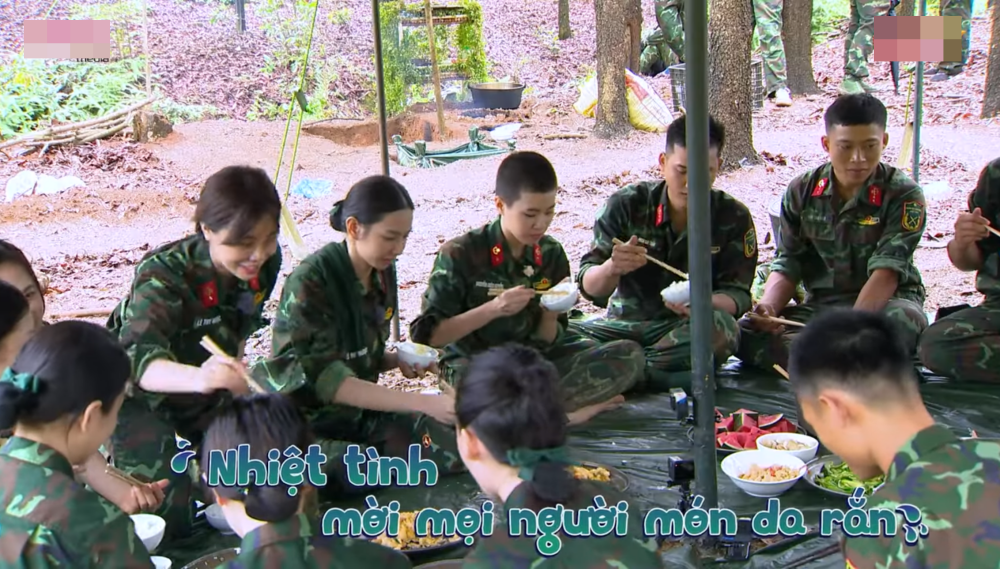 Các chiến sĩ cũ đã dành những lời động viên cho sự nỗ lực và cố gắng của 8 