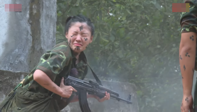 Các cô gái được trải nghiệm bắn súng thật.