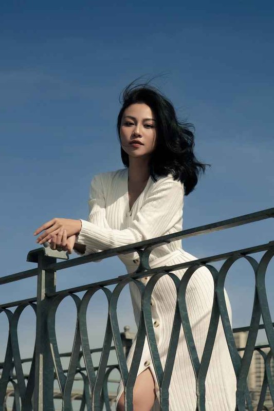 Quỳnh Châu tốt nghiệp đại học Sân khấu Điện ảnh Hà Nội và hiện công tác tại Nhà hát kịch Hà Nội.