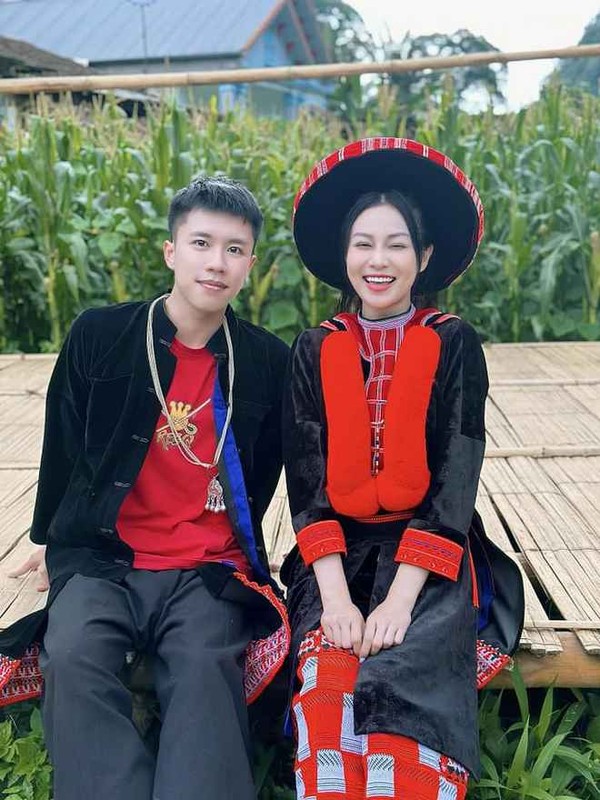 Dù chỉ mới lên sóng vài tập, song bộ phim Đi Giữa Trời Rực Rỡ thu hút sự quan tâm lớn của người xem. Ngoài 2 nhân vật chính là Chải với Pu thì sự xuất hiện của cô nàng 