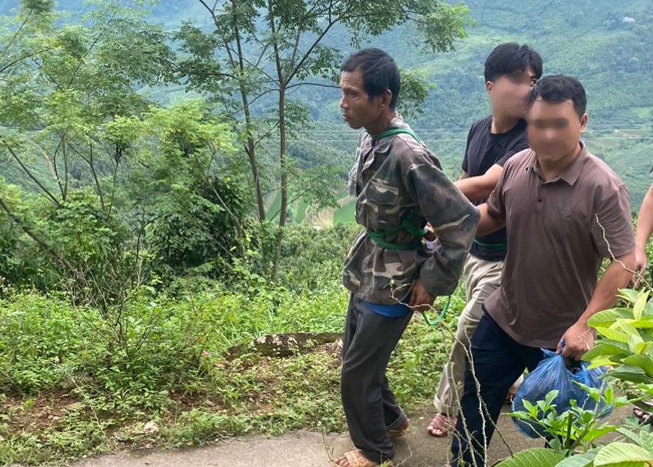 Vũ Văn Tâm được đưa đến hiện trường để điều tra về hành vi giết người. Ảnh: Báo Lào Cai