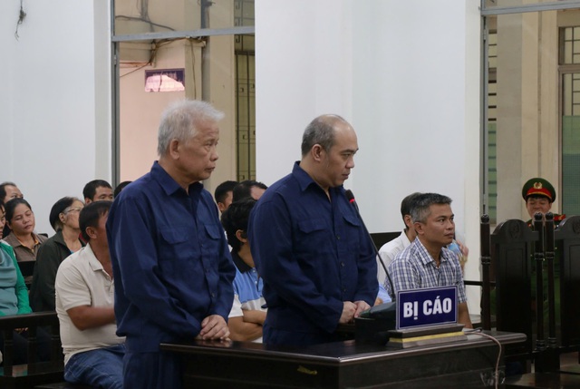 Bị cáo Phiêu và Trường (phải) tại phiên xét xử sở thẩm sáng 14-8