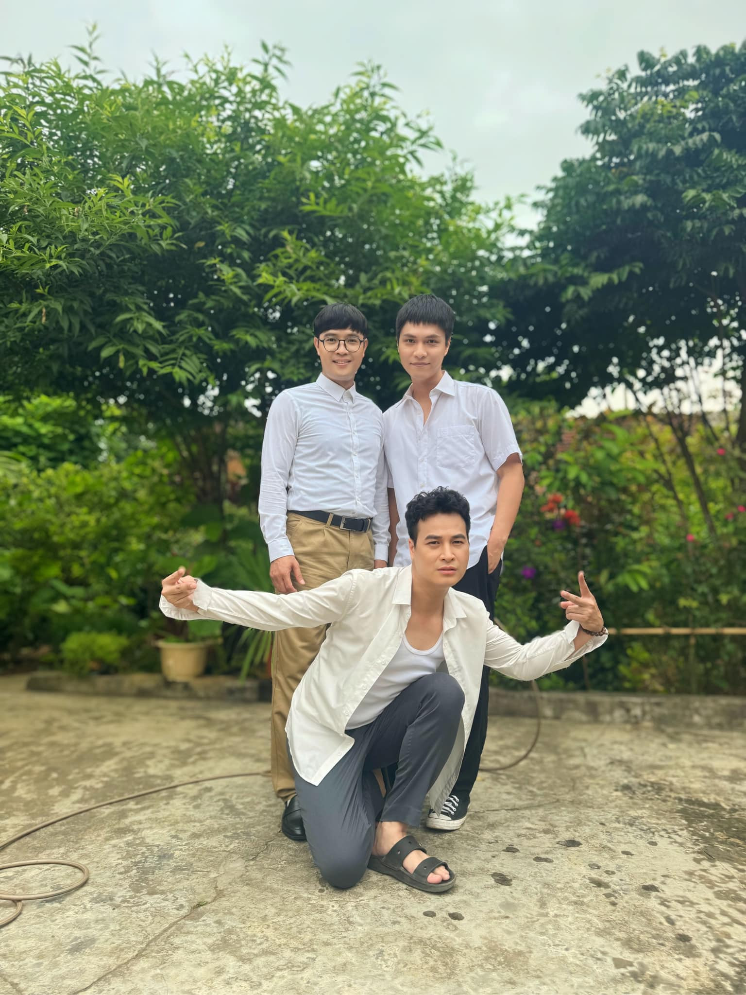 Đặc biệt, bộ ba bạn thân Thắng (Thái Sơn), Tiến (Anh Đức) và Hưng (Tô Dũng) đều chia sẻ họ quay rất nhiều cảnh hỏng vì 