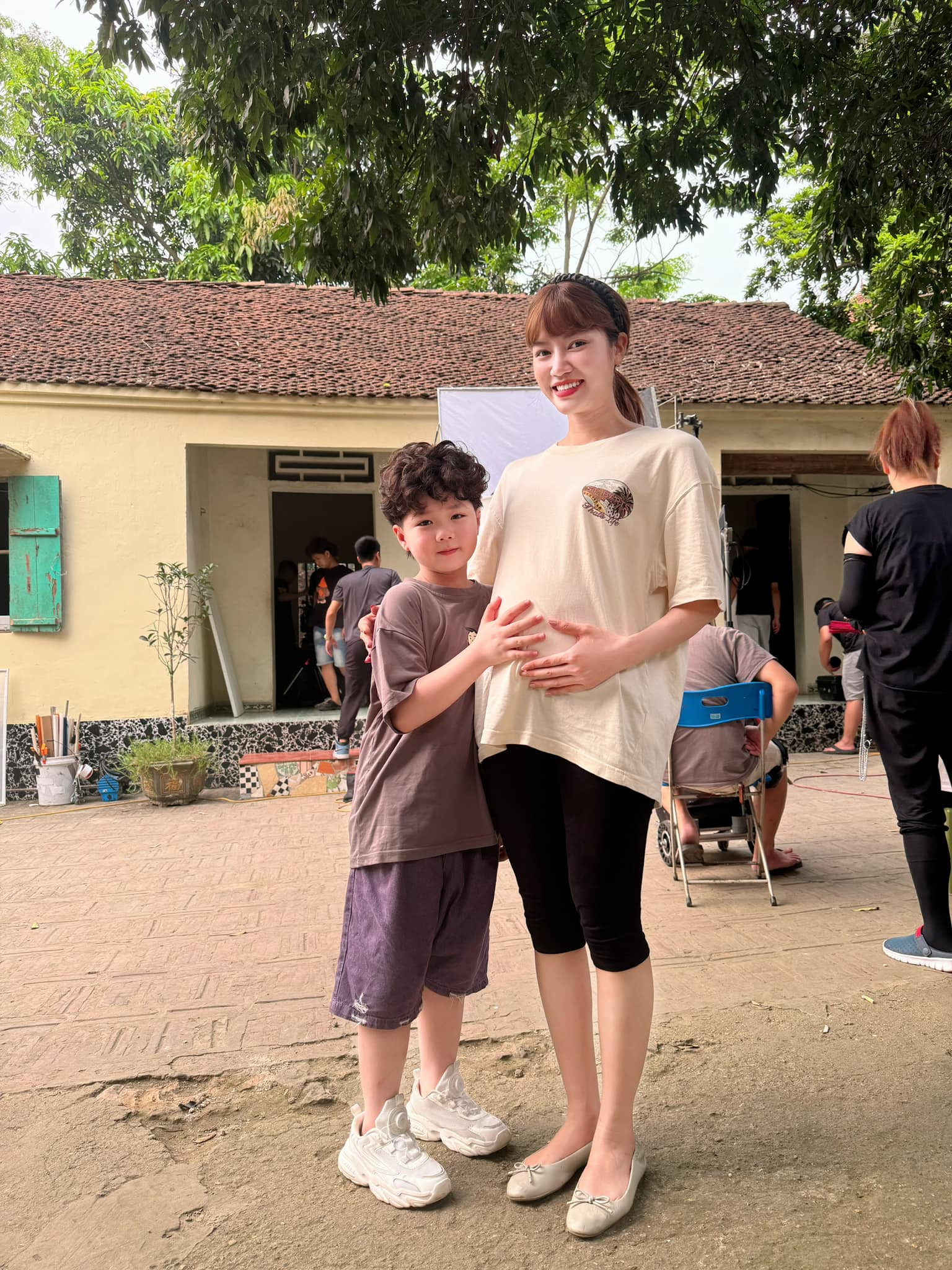 Bức ảnh hậu trường tiết lộ nhân vật Thu của Anh Đào có bầu lần 2.