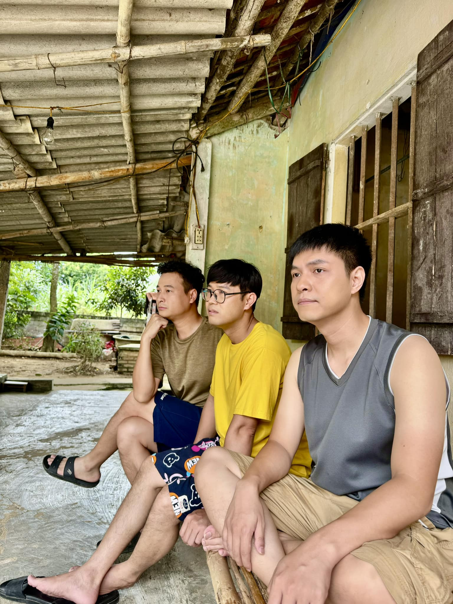 Nghệ sĩ Thái Sơn chia sẻ ảnh hậu trường bộ ba khi quay phim. Cả ba là bạn thân từ nhỏ, luôn muốn khởi nghiệp để chứng minh giá trị bản thân với gia đình và mọi người xung quanh. Tuy nhiên, Thắng, Tiến và Đức luôn thất bại trong việc làm ăn, gặp phải nhiều tình huống 