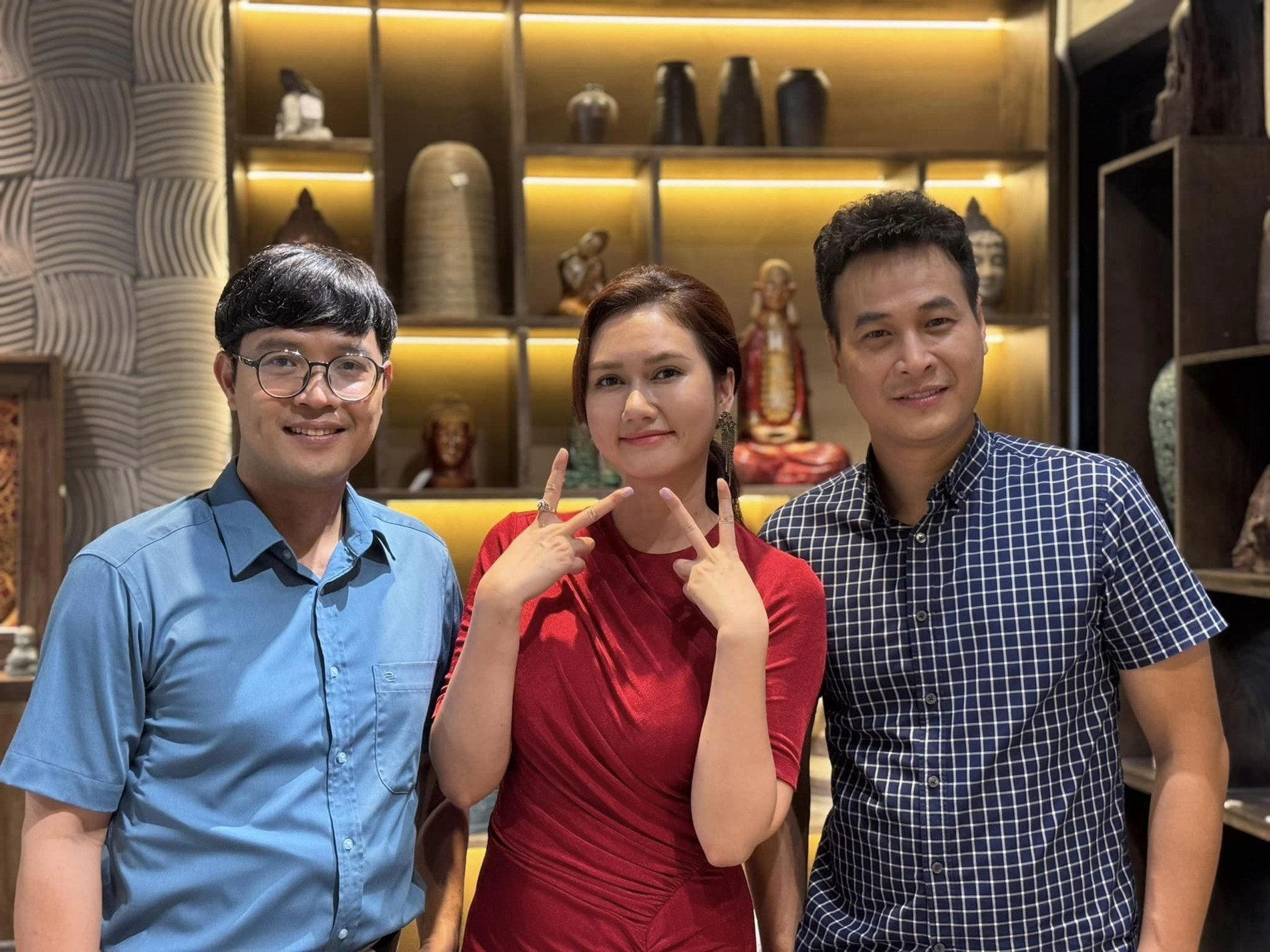 Nhân vật Ánh (Hương Giang) là một người tâm cơ, luôn tính chuyện làm ăn có lợi cho bản thân. Trong phim, Ánh lợi dụng sự hiền lành của bộ ba bạn thân nhưng ở hậu trường, cô chụp hình rất vui vẻ với các bạn diễn. Nhiều khán giả xem hậu trường cảnh quay của ba nam diễn viên khi cùng phải nằm diễn trên giường cũng ''cười đau bụng''.