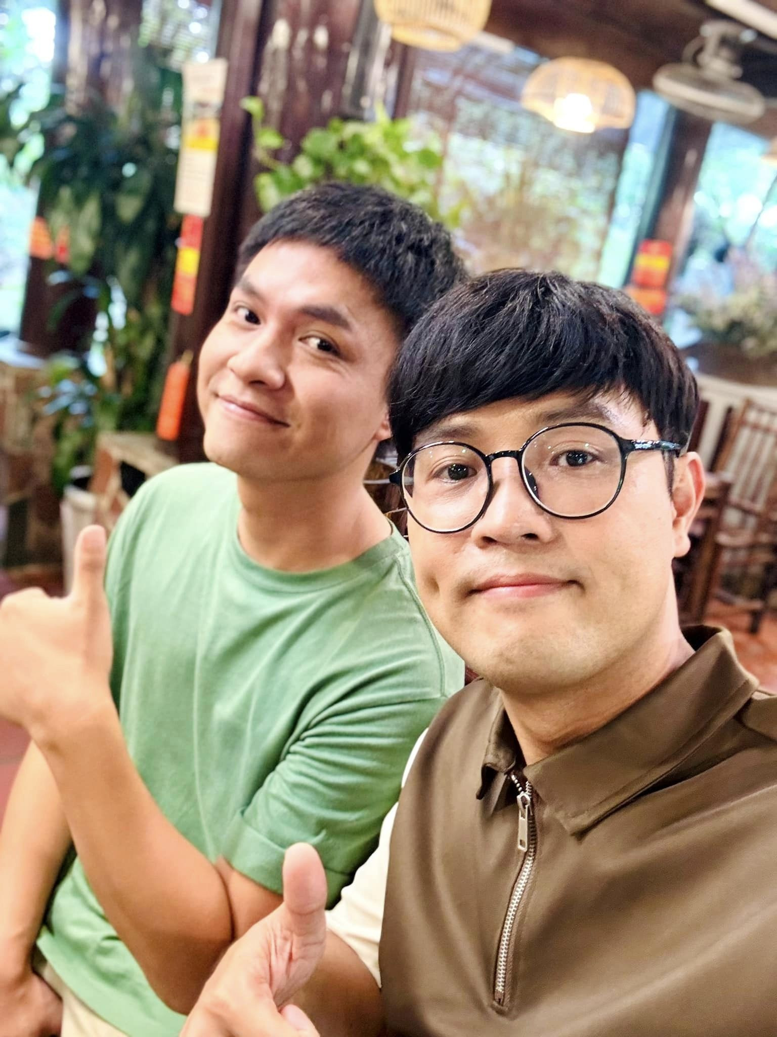 Ít người biết, nghệ sĩ Thái Sơn và diễn viên Tô Dũng là cậu - cháu ở ngoài đời. Tuy nhiên khi lên phim, cả hai vẫn xưng hô 