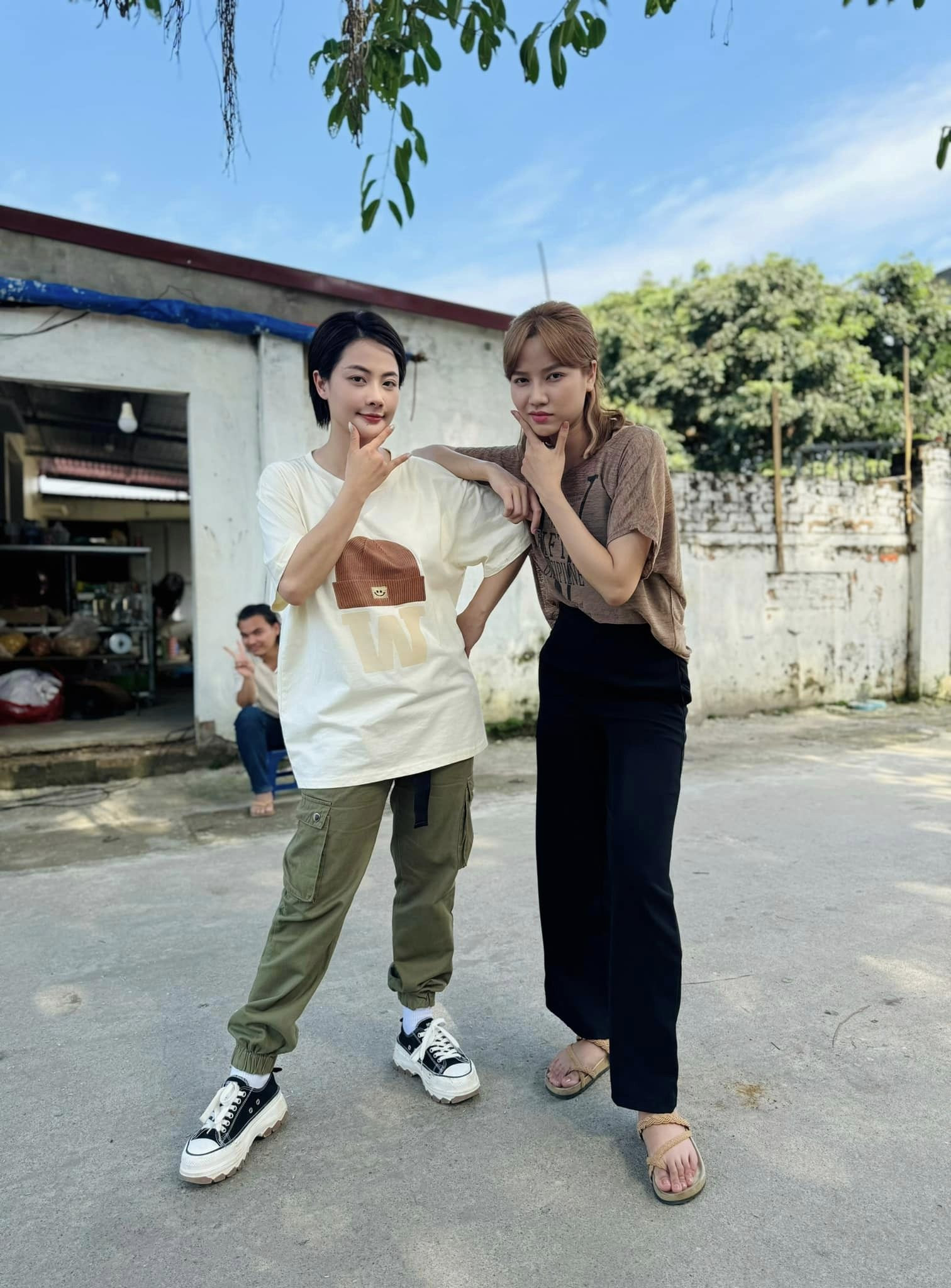 Anh Đào và Huyền Thạch tạo dáng hài hước khi chờ đến cảnh quay của mình. Diễn viên Anh Đào chia sẻ với VietNamNet, cô đã tự tay chuẩn bị, lựa chọn kỹ càng từng bộ trang phục phù hợp với nhân vật Thu. a