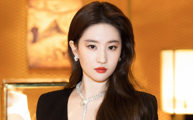 Lưu Diệc Phi không bao giờ nghịch điện thoại và rời khỏi địa điểm ghi hình nếu không thực sự cần thiết.