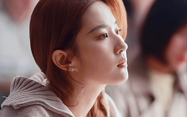 Lưu Diệc Phi thường mang theo sách để đọc trong lúc rảnh rỗi vào những ngày bản thân có ít cảnh quay.