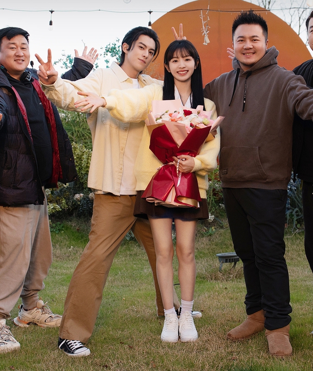 Nam diễn viên sinh năm 1998 rất thân thiết với bạn diễn