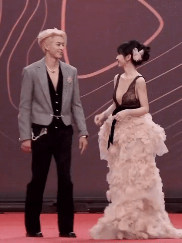 Màn xoay người ngọt ngào của cặp đôi